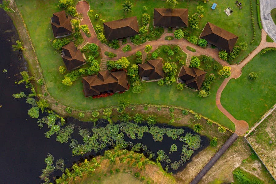 Lakowe Lakes cottage and garden stay