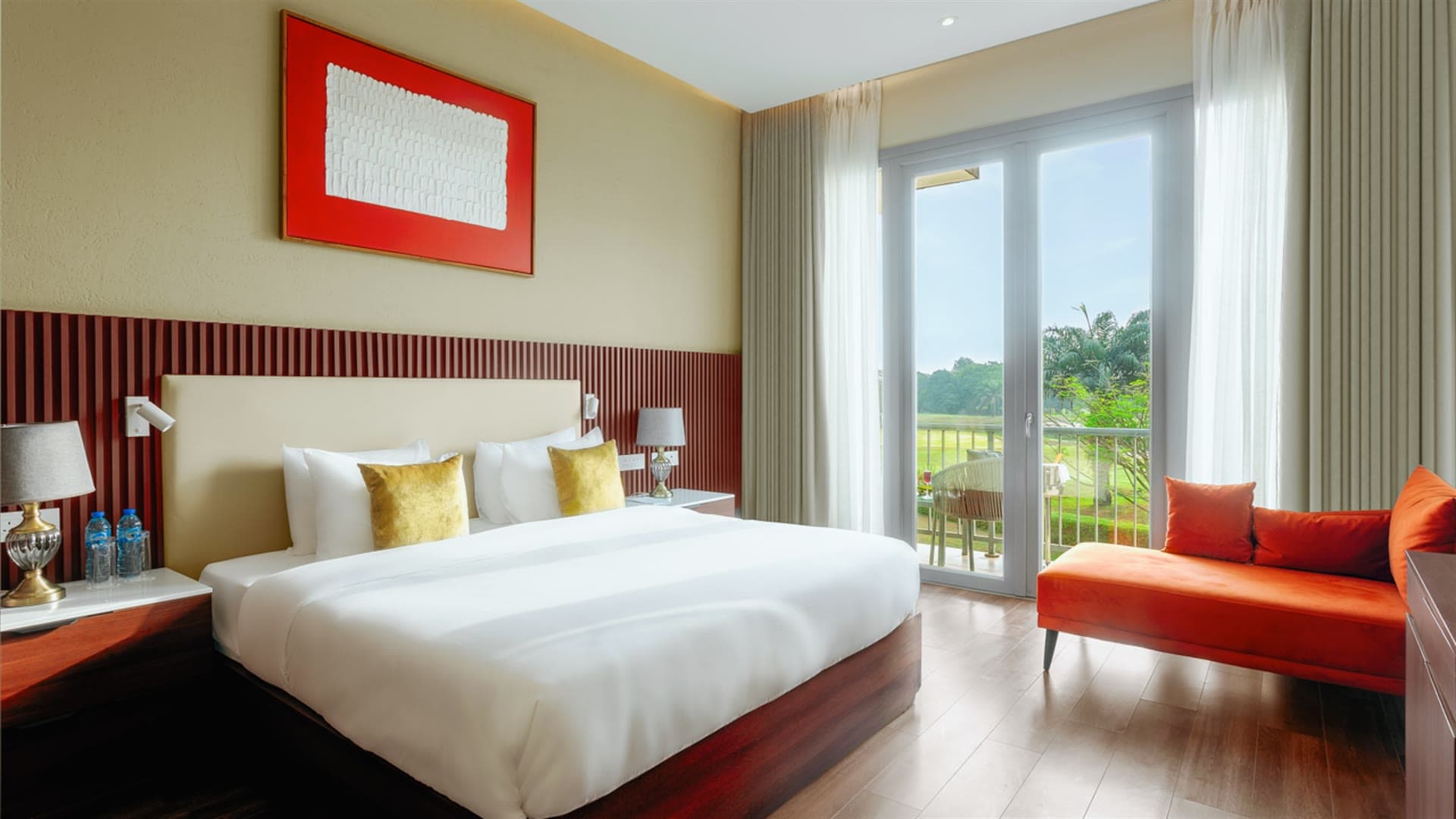 Lodge on 18 bedroom with orange chaise