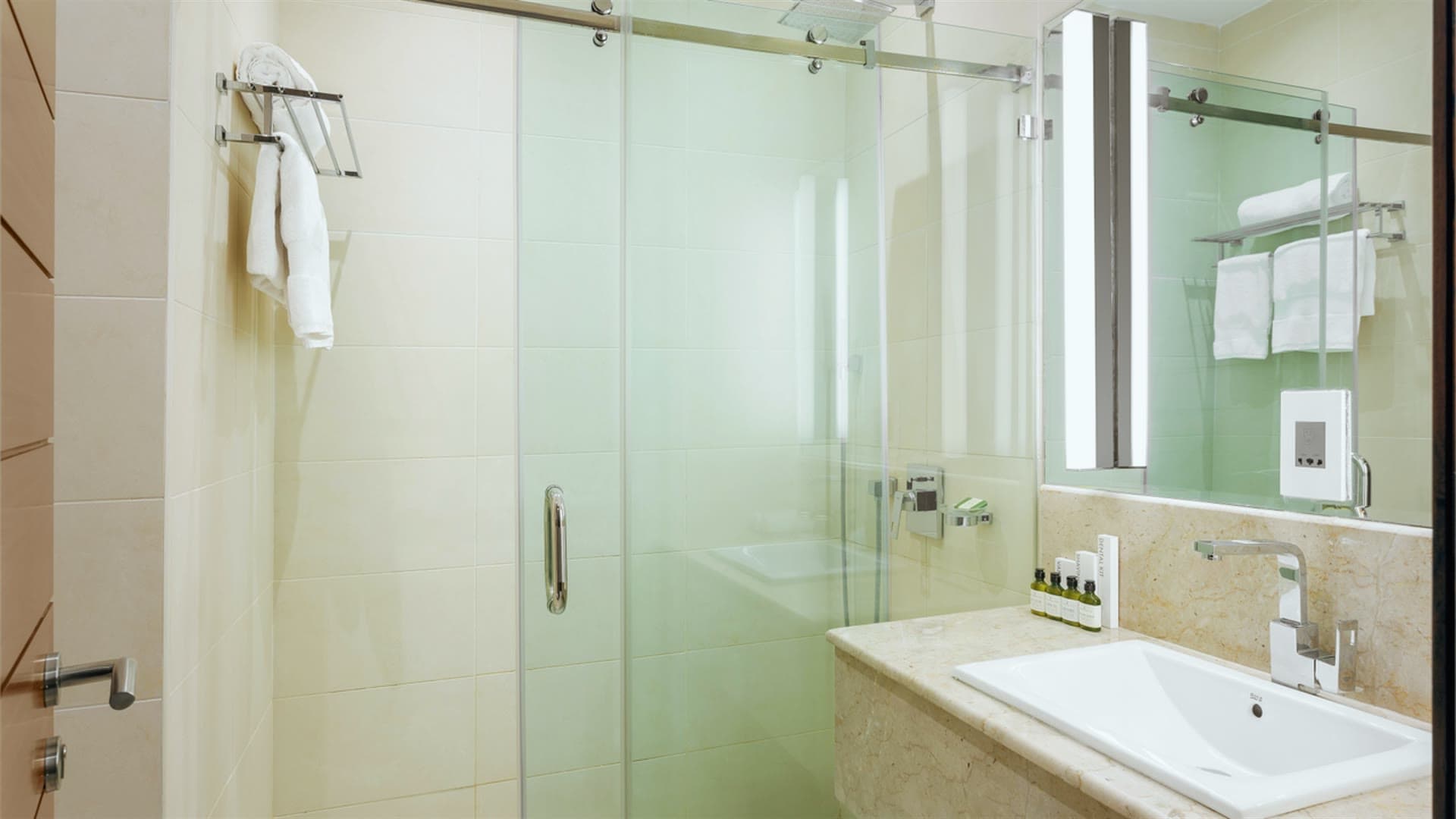 Lodge on 18 bathroom shower
