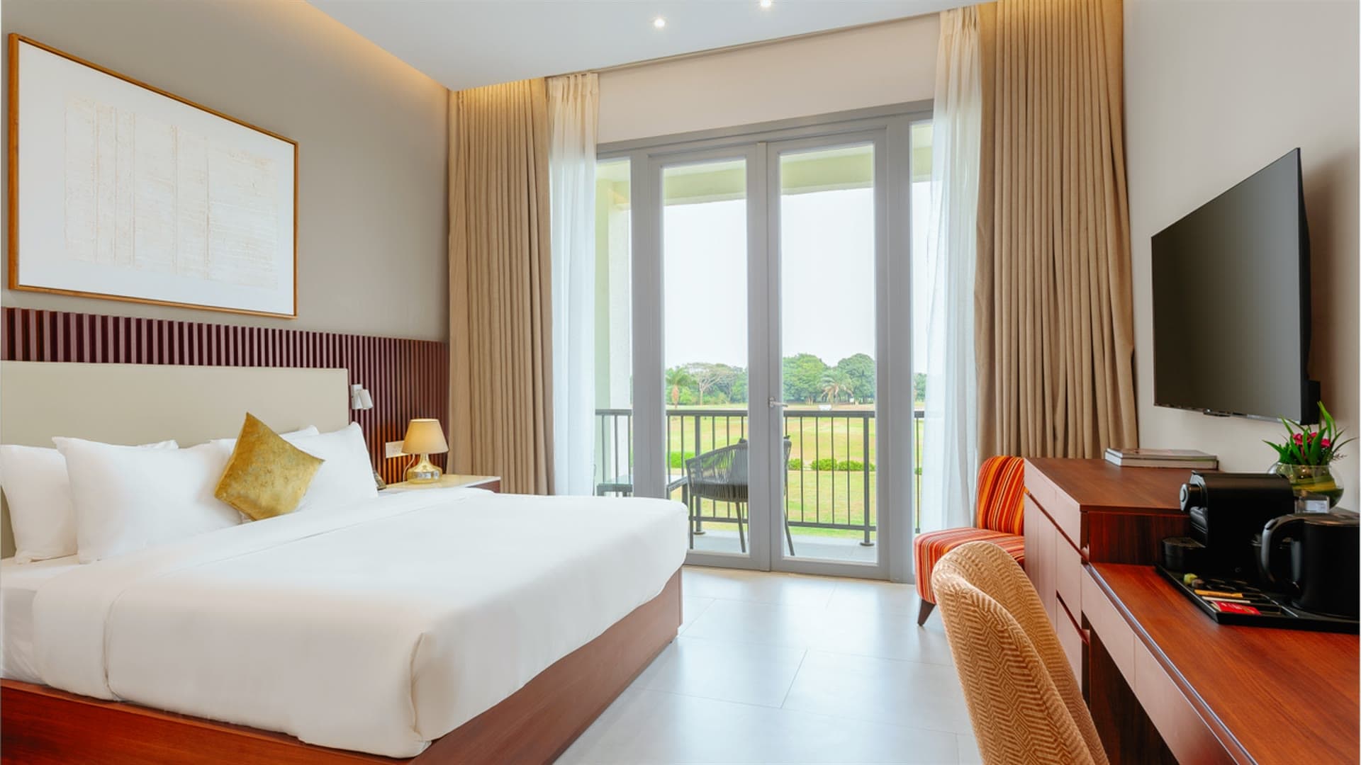Lodge on 18 bedroom and balcony