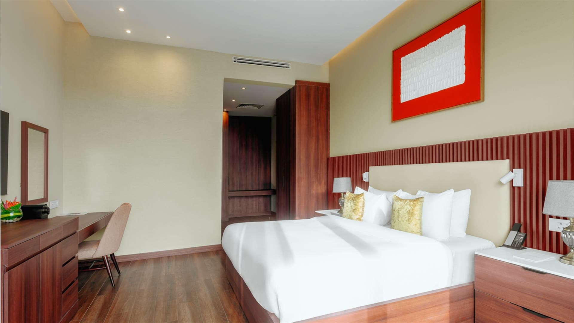 Lodge on 18 room entry and bed